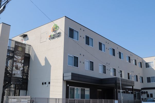 三階建ての建物外観
