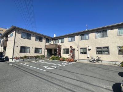 明るい外観の建物