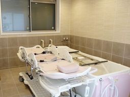 清潔な設備の浴室