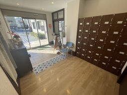 エントランスの明るい景観