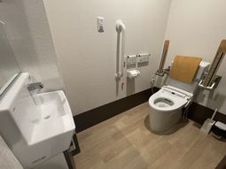 バリアフリー設計のトイレ