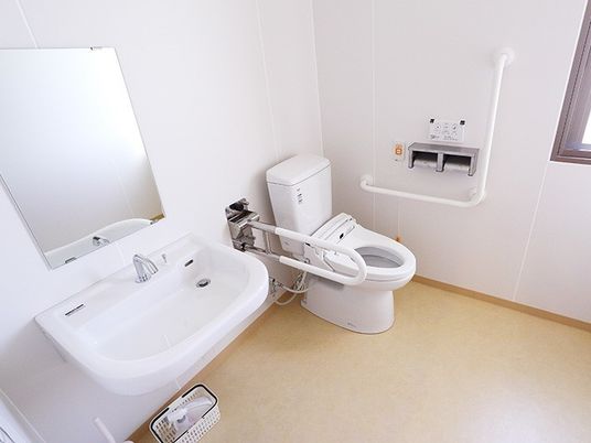 バリアフリー設計の洗面トイレ