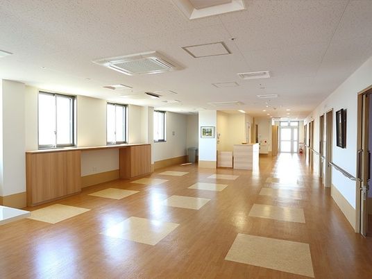 広々とした明るい廊下