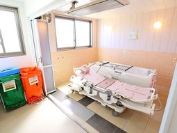 明るい浴室の一部