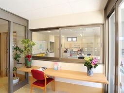 明るい受付エリア