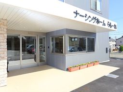 明るいエントランスの外観