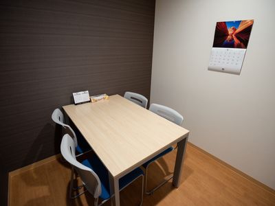 シンプルな会議室のテーブル