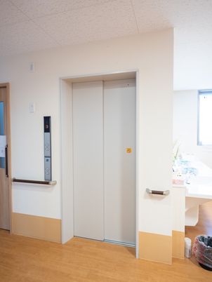 施設のエレベーター