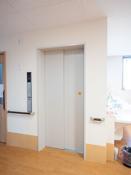 施設のエレベーター