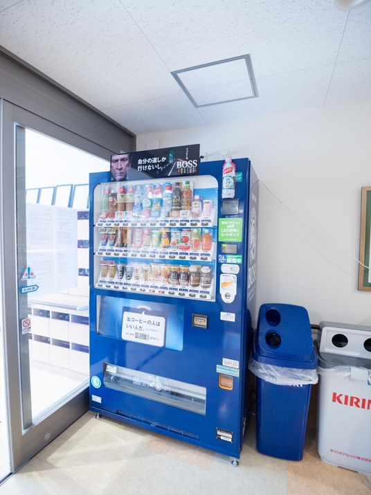 自動販売機とゴミ箱