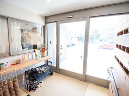 明るいエントランス風景