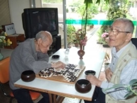 将棋を楽しむ高齢者ふたり