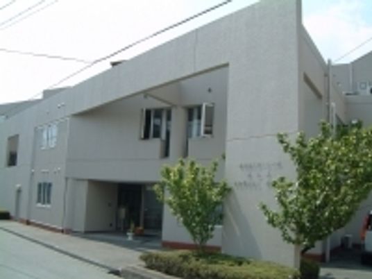 白い建物と緑の木