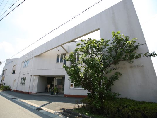 広々とした建物正面