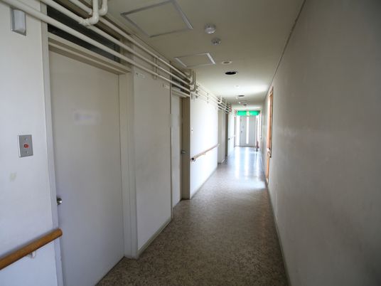 清潔な施設の通路