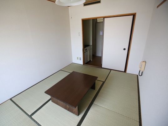 落ち着いた和室の空間