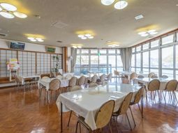 窓際の食堂の明るい様子