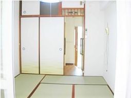 明るい和室の居室