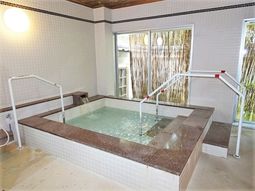 白い壁の明るい浴室