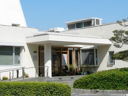 明るいエントランスの外観