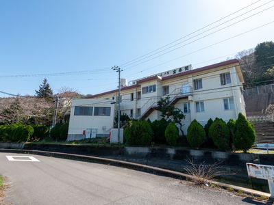 自然豊かな施設外観