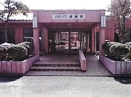 赤茶色の建物のエントランス