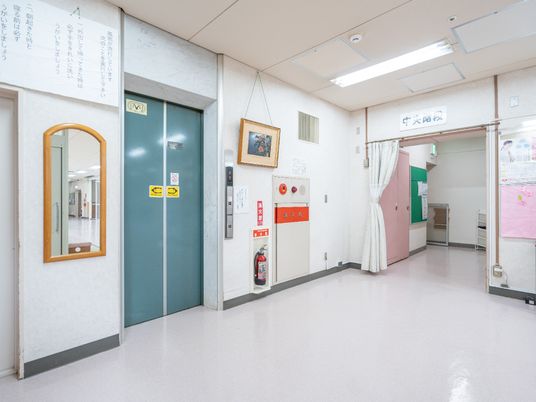 閑静な廊下での勤務風景