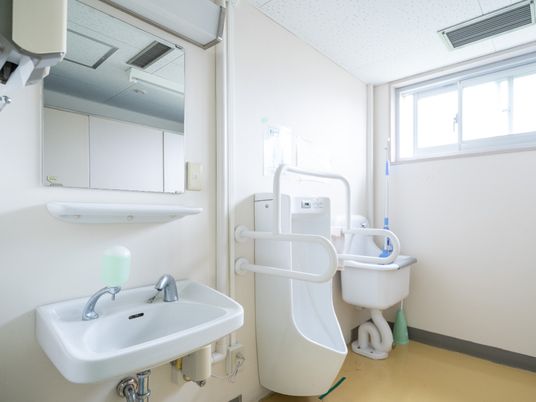 清潔な洗面・トイレ設備