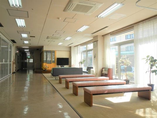 清潔で広々とした廊下