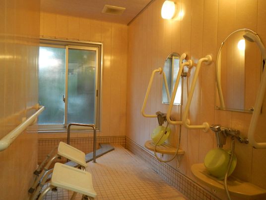 安全設計の介護浴室