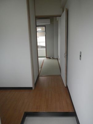 清潔な居室の廊下