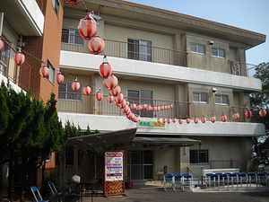 提灯が飾られた外観  