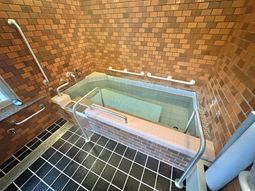 手すり付きの浴槽