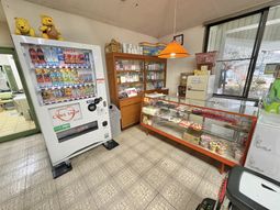 明るい売店の風景