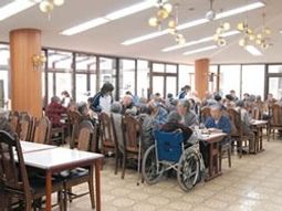明るい食堂の様子