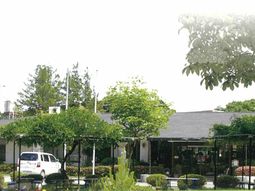 緑に囲まれた建物外観