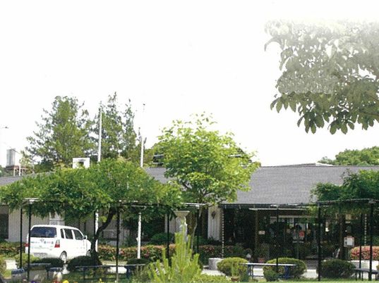 自然豊かな施設外観