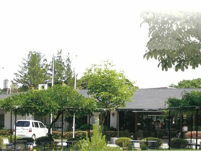 自然豊かな施設外観