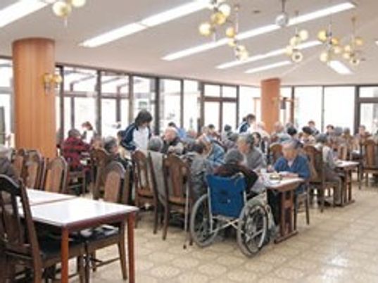 賑やかな食事の時間風景