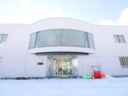 雪景色の白い建物エントランス