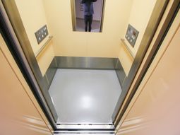 きれいなエレベーター内部