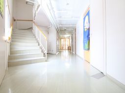 明るい廊下と階段