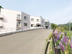 庭付き白い建物外観