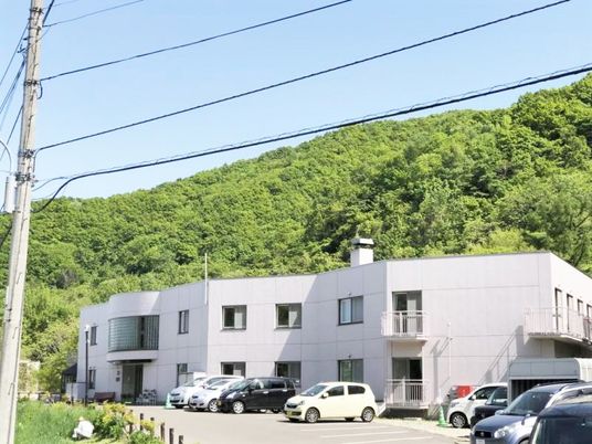 緑に囲まれた施設外観