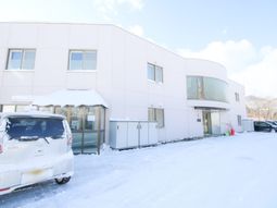 雪景色の建物エントランス