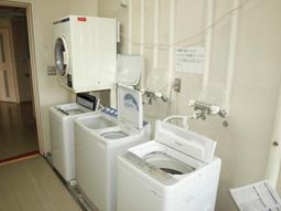 洗濯機が並ぶ廊下