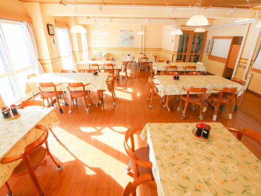 温かみのある食堂風景