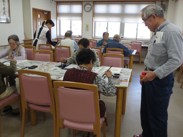 笑顔で話すスタッフと利用者 リビング 利用者と心温まるひとときを共有できる、笑顔あふれるリビングでのお仕事です。