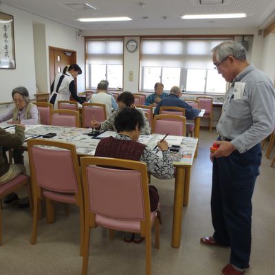 笑顔で話すスタッフと利用者
