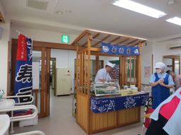 屋台風の明るいダイニング